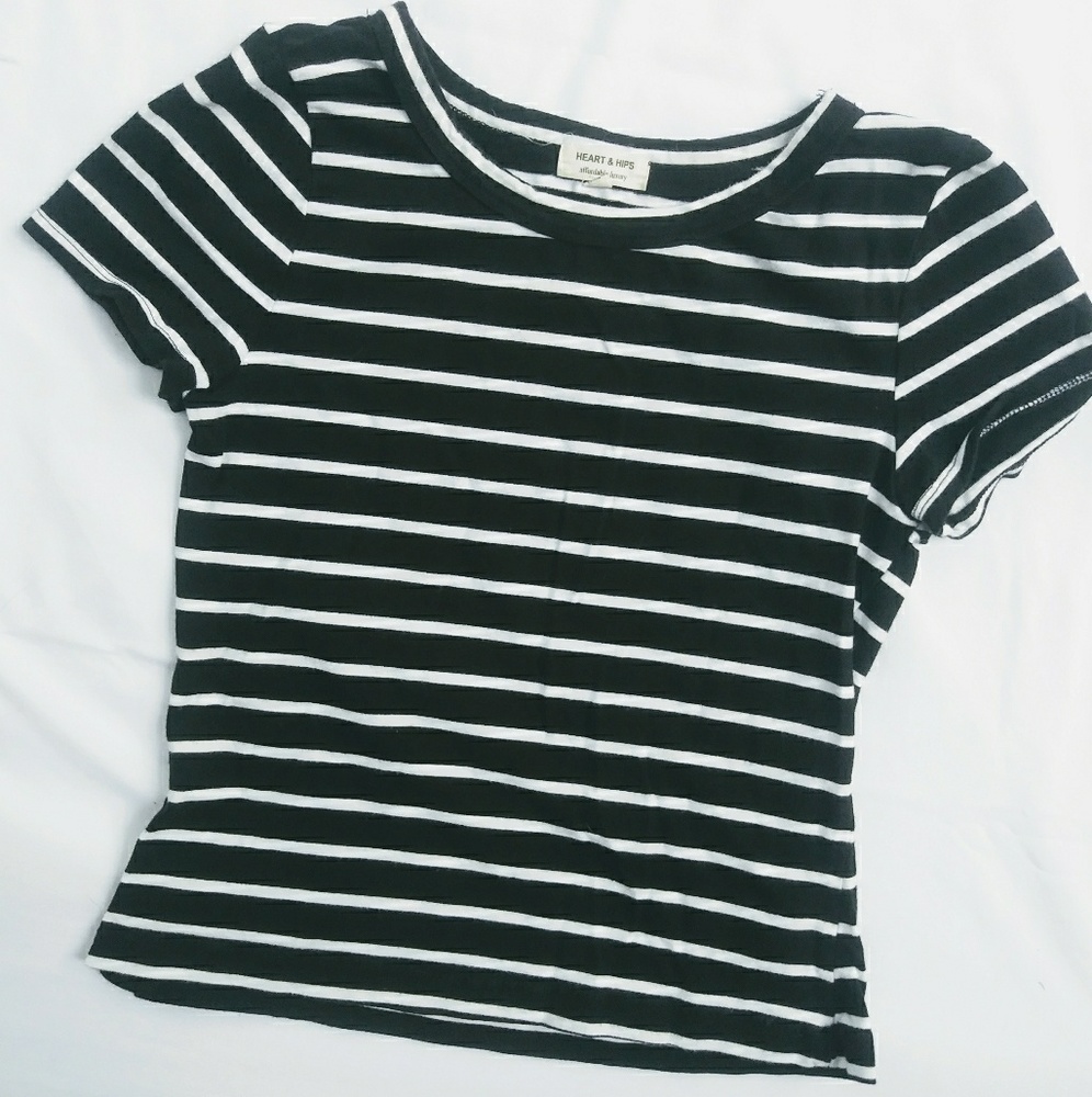 WHITE AND BLACK STRIPED T-SHIRT❤
